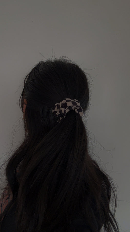 CHECKERED SCRUNCHIES